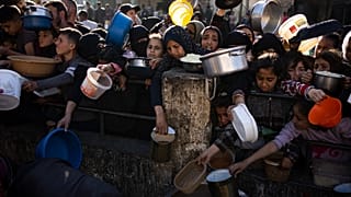 فلسطينيون يتكدسون للحصول على وجبة مجانية في رفح، قطاع غزة، 12 مارس، 2024.