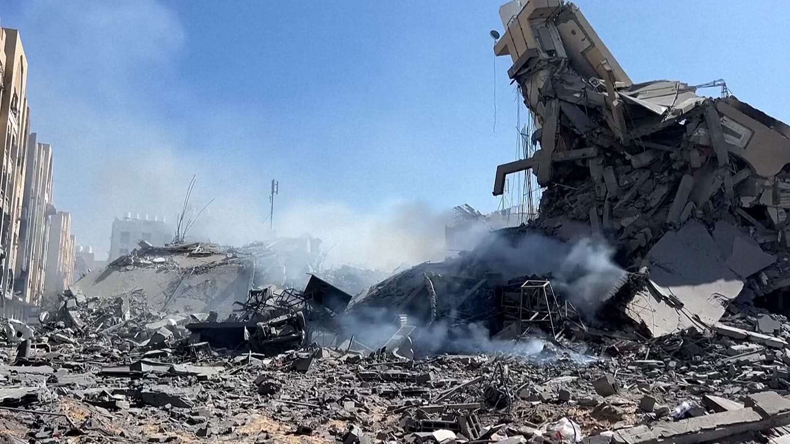 Ruínas de prédios destruídos por bombardeamentos israelitas na Faixa de Gaza