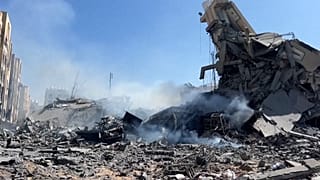 Ruínas de prédios destruídos por bombardeamentos israelitas na Faixa de Gaza