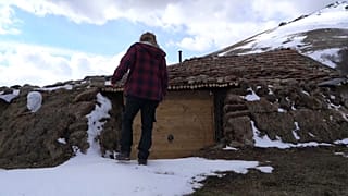 Jurij a hobbit kunyhója előtt