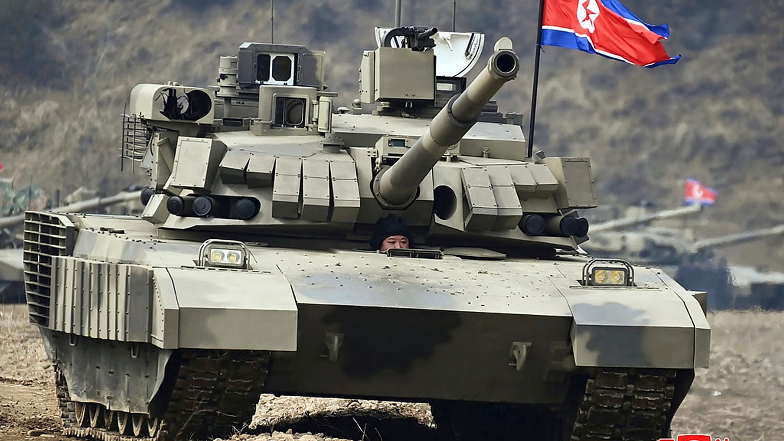 Kuzey Kore lideri Kim Jong Un,  tank kullanıyor