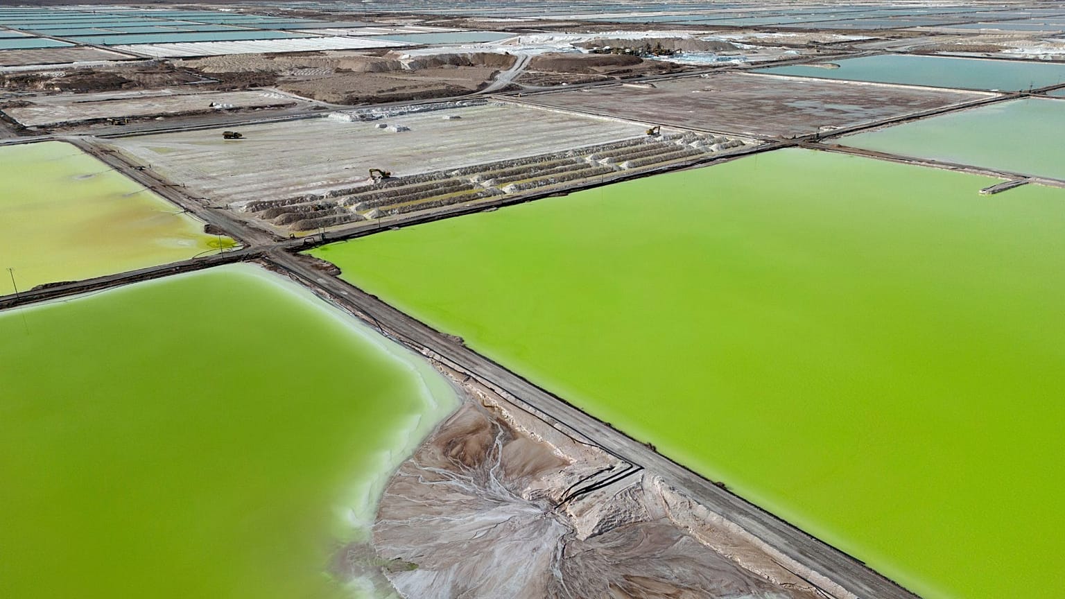 Un impianto di estrazione di litio della società SQM Lithium vicino a Peine, in Cile