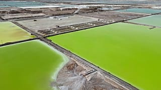 Un impianto di estrazione di litio della società SQM Lithium vicino a Peine, in Cile