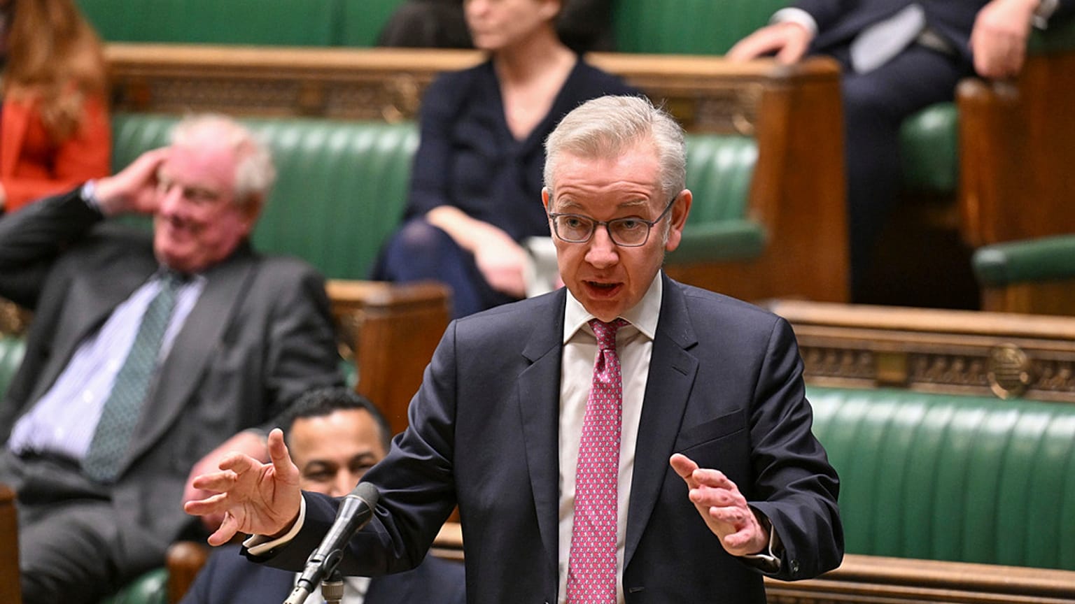 Il Segretario alle Comunità Michael Gove rilascia una dichiarazione ai parlamentari alla Camera dei Comuni, Londra