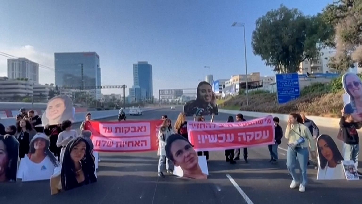 عائلات الإسرائيليين المحتجزين يغلقون في هذه الأثناء شارع أيالون ويطالبون بـ"صفقة