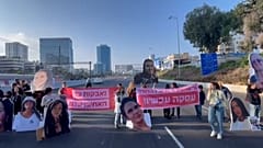 عائلات الإسرائيليين المحتجزين يغلقون في هذه الأثناء شارع أيالون ويطالبون بـ"صفقة