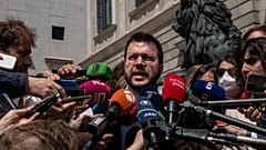 O Presidente da Catalunha, Pere Aragones, fala aos meios de comunicação social em frente ao Parlamento espanhol em Madrid, Espanha, quinta-feira, 21 de abril de 2022. 