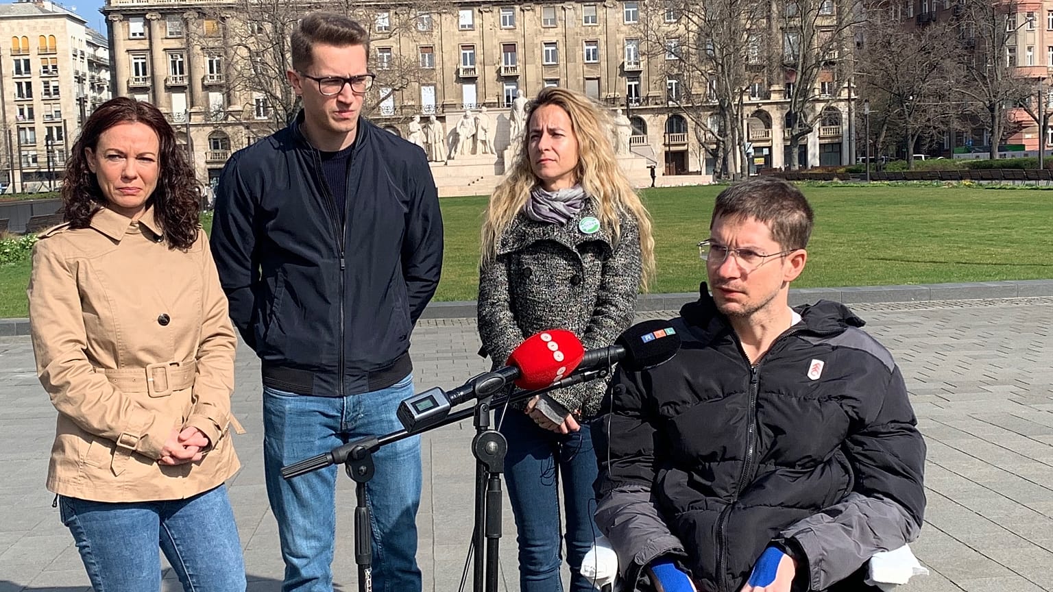 Szabó Tímea, Bedő Dávid, Szabó Rebeka és Karsai Dániel a Parlament előtt 2024. március 14-én