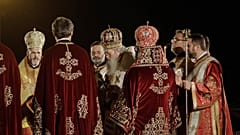 Священнослужители и глава БПЦ патриарх Неофит служат пасхальную полунощницу перед собором Александра Невского в Софии, 19 апреля 2020 года. 