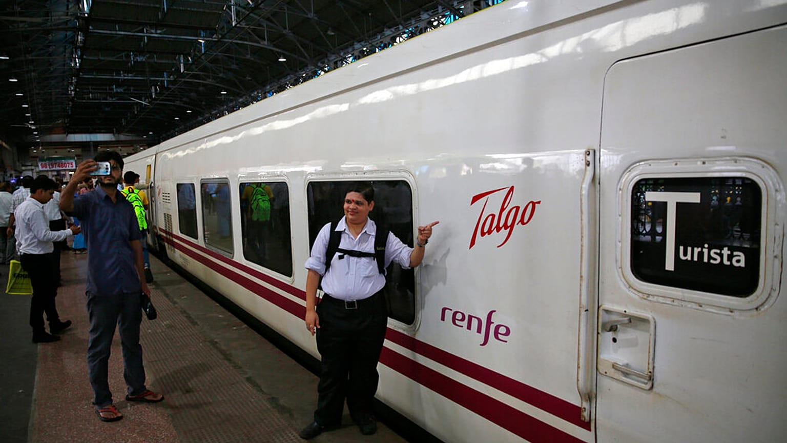 Tren Talgo estacionado. 