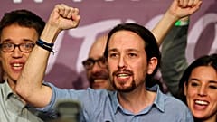 El ex líder del partido Podemos, Pablo Iglesias, celebra el éxito de las elecciones generales españolas con otros líderes del partido en Madrid, 20 dic, 2015. 
