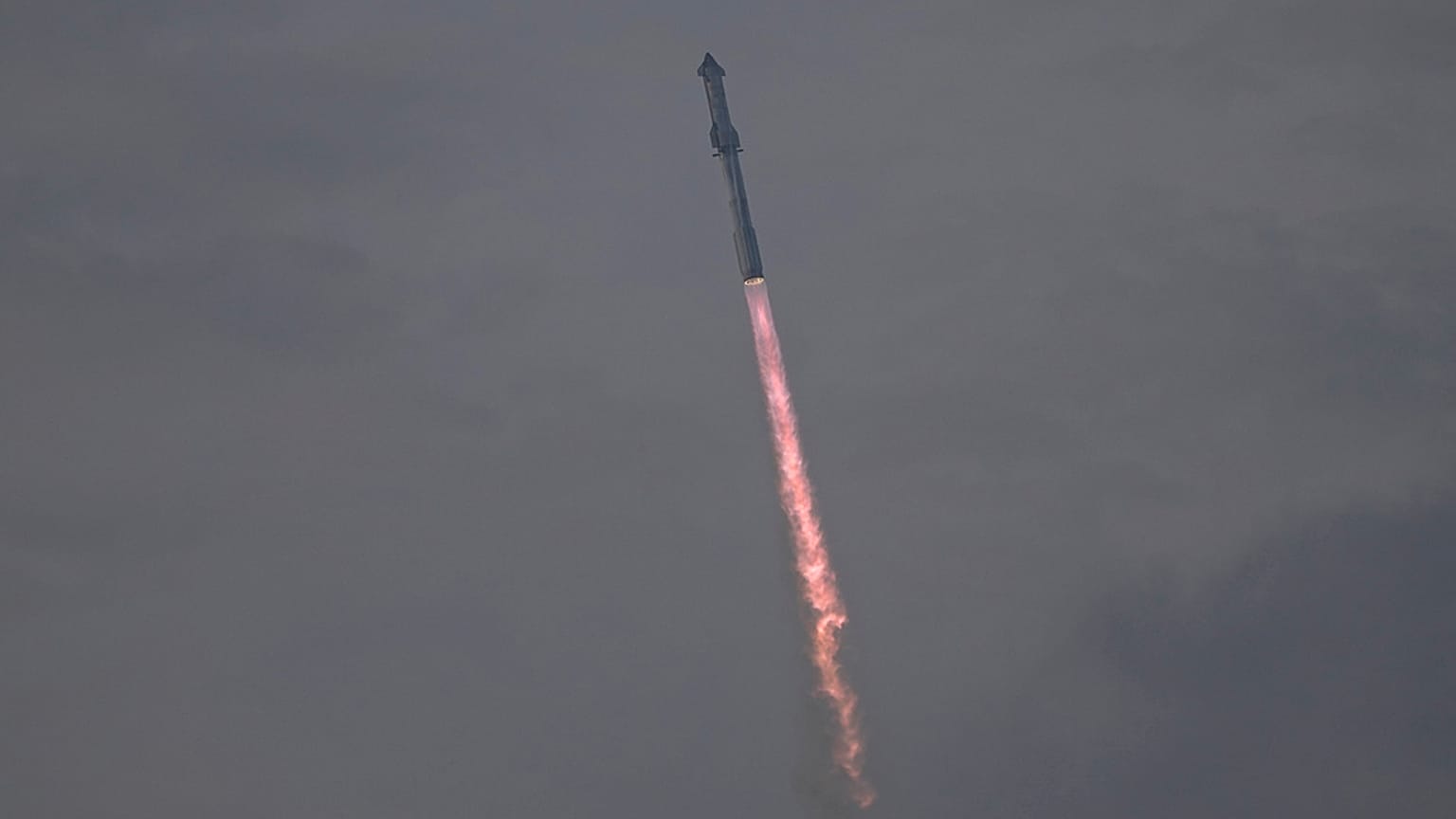 El mega cohete Starship de SpaceX atraviesa las nubes y la niebla en su tercer vuelo de prueba desde la base de Boca Chica, Texas, el jueves 14 de marzo de 2024. 