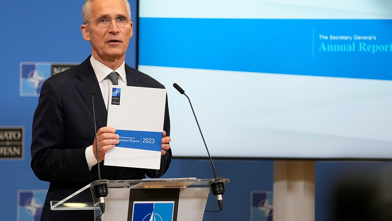 El secretario general de la OTAN, Jens Stoltenberg, presenta el informe anual de la OTAN 2023 durante una rueda de prensa en la sede de la Alianza  Atlántica, en Bruselas.