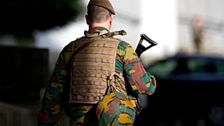 Un soldato dell'esercito belga in pattuglia presso la Corte d'Appello di Bruxelles (23 giugno 2016)