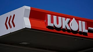 Egy Lukoil benzinkút a Newark, N.J. államban, 2022. március 3., csütörtök.