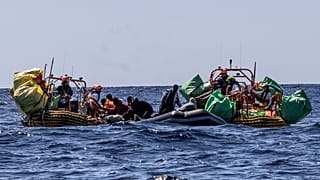 لحظة وصول فرق الإنقاذ إلى الزورق المطاطي 