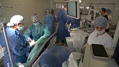 Ärzte im Mechnikov-Krankenhaus in Dnipro im Operationssaal