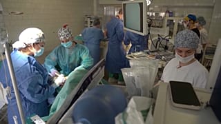 Operáció a Mecsnyikov kórházban, az ukrajnai Dnyipróban 