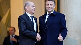 Chanceler alemão, Olaf Scholz, com o presidente francês, Emmanuel Macron