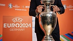 Eski Rumen futbolcu Ciprian Marica, UEFA Euro 2024 futbol turnuvası kupasını tutuyor