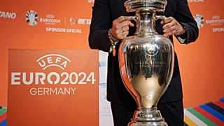 Eski Rumen futbolcu Ciprian Marica, UEFA Euro 2024 futbol turnuvası kupasını tutuyor