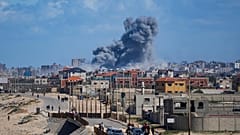 Rauch steigt nach einem israelischen Luftangriff im zentralen Gazastreifen auf