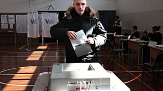 Δόκιμος του ρωσικού πολεμικού ναυτικού ψηφίζει στην πόλη Βλαντιβοστόκ στις ακτές του Ειρηνικού