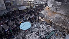 Παλαιστίνιοι στην κατεστραμμένη αγορά της πόλης της Ράφα στην Λωριδα της Γάζας