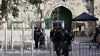 عناصر من الشرطة الإسرائيلية خارج مجمع المسجد الأقصى في البلدة القديمة بالقدس