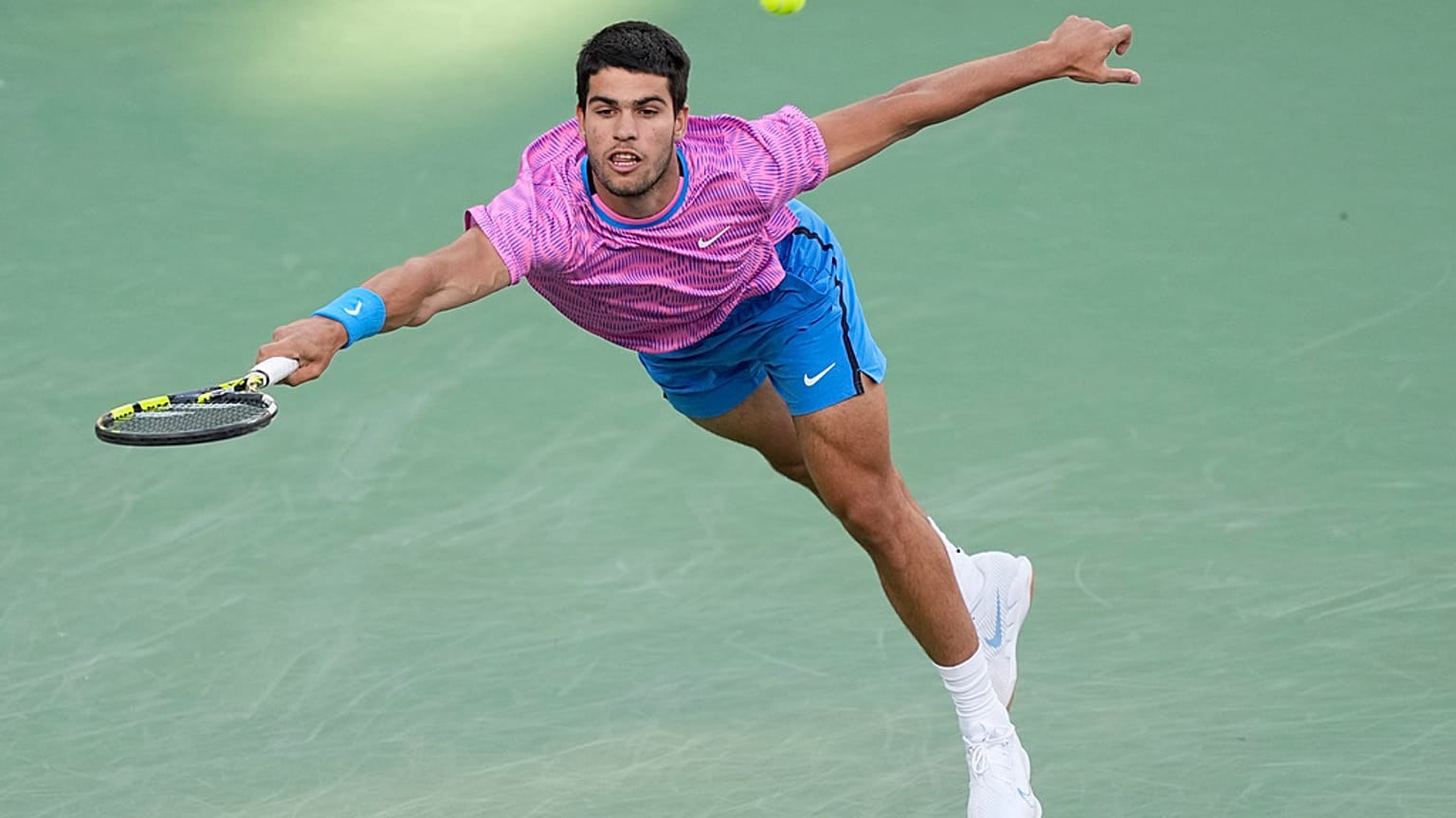 Das Viertelfinale der Tennis BNP Paribas Open Indian Wells zwischen Titelverteidiger Carlos Alcaraz und Alexander Zverev wurde von Bienen unterbrochen. 
