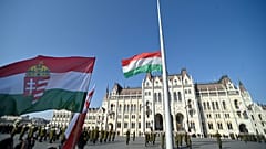 Katonai tiszteletadással felvonják a nemzeti lobogót az 1848-49-es forradalom és szabadságharc 176. évfordulóján az Országház előtti Kossuth Lajos téren 2024. március 15-én