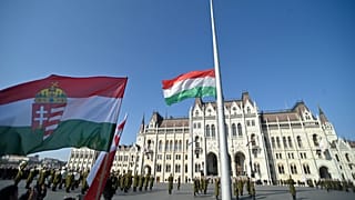 Katonai tiszteletadással felvonják a nemzeti lobogót az 1848-49-es forradalom és szabadságharc 176. évfordulóján az Országház előtti Kossuth Lajos téren 2024. március 15-én
