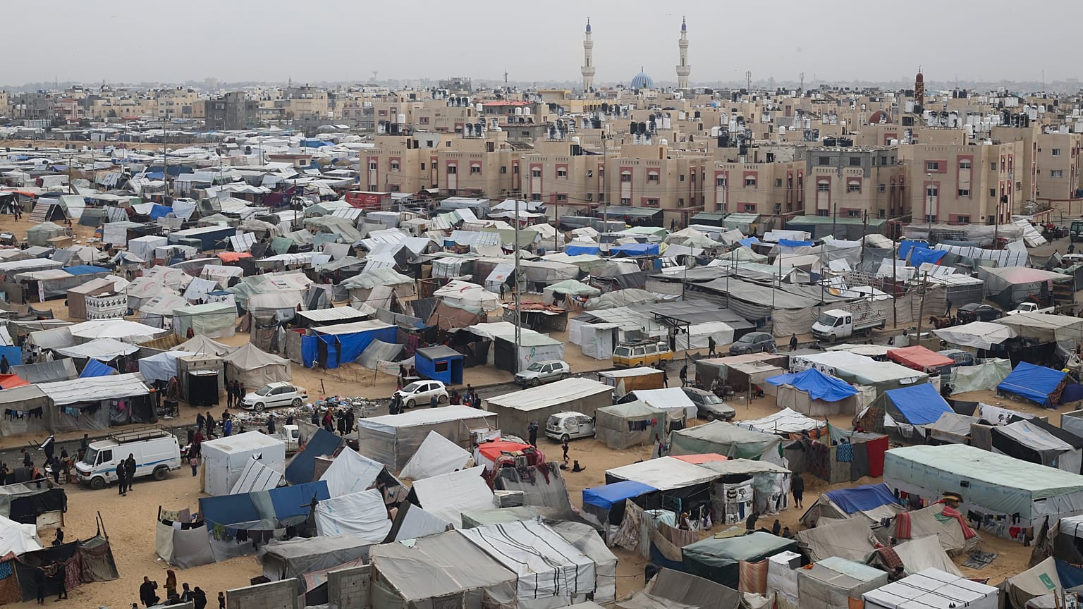 مخيم للخيام يأوي الفلسطينيين الذين نزحوا بسبب الهجوم الإسرائيلي في رفح بقطاع غزة