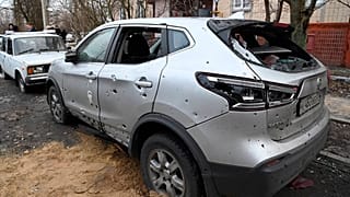 Esta foto difundida en Telegram por el gobernador de Bélgorod, Viacheslav Gladkov, el 15 de febrero de 2024, muestra un coche dañado durante un bombardeo en la región rusa.