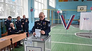 Ein Mann gibt während der "Präsidentschaftswahlen" in Asow, Russland, am Freitag, 15. März 2024, einen Stimmzettel ab. 2024 The AP. All rights reserved