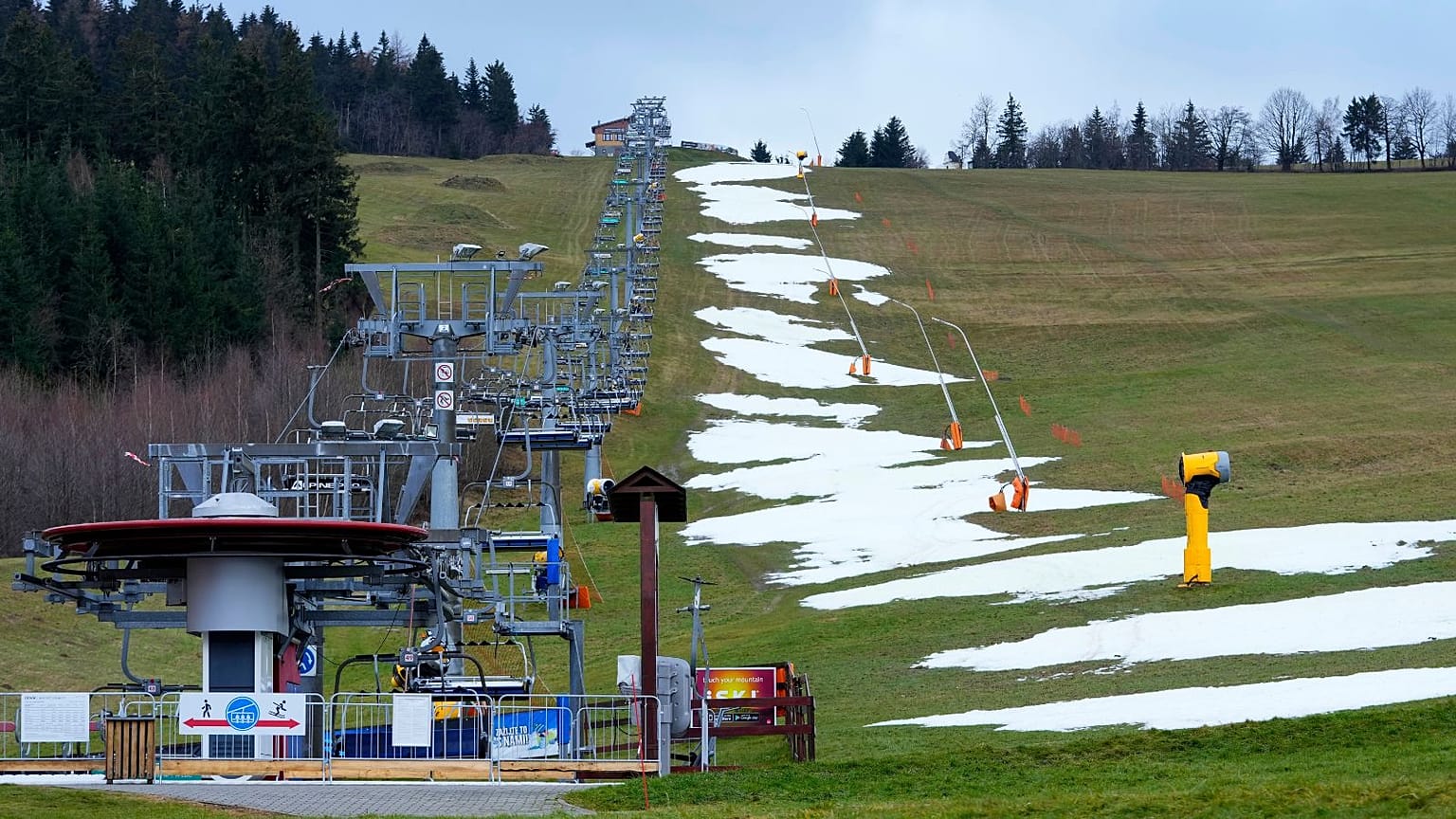 Piste de ski fermée dans une station de ski près de Liberec, République tchèque, janvier 2023. Les montagnes d'Europe ont souffert d'un manque de neige inhabituel cette année.