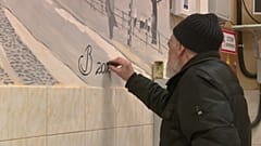 Der russische Künstler Wladimir Owtschinnikow malt Anti-Kreml Bilder an die Wände einer russischen Kleinstadt. 