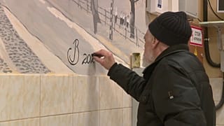 Der russische Künstler Wladimir Owtschinnikow malt Anti-Kreml Bilder an die Wände einer russischen Kleinstadt. 