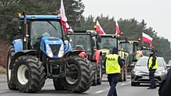 Agricultores polacos bloquean una carretera principal con tractores durante una protesta en Lomianki, cerca de Varsovia, Polonia, el miércoles 6 de marzo de 2024.