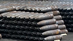 155 milliméteres tüzérségi lövedékek egy amerikai üzemben