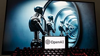 Le logo d'OpenAI sur un téléphone portable, devant une image générée par le modèle texte-image Dall-E de ChatGPT affichée sur un écran d'ordinateur.