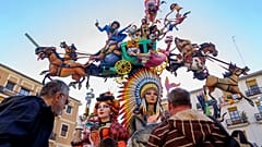 La gente asiste al Festival de Fallas en Valencia, España, el jueves 16 de marzo de 2023.