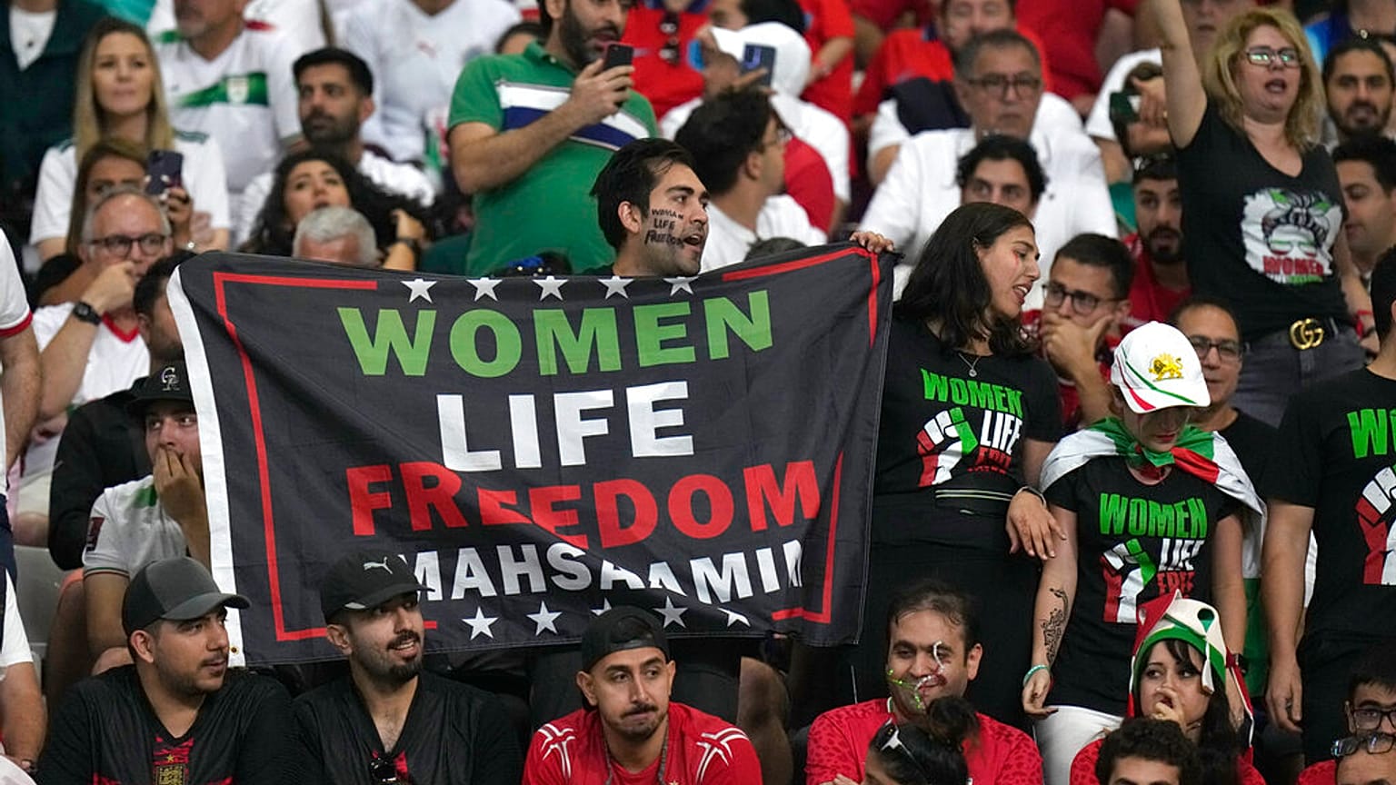 Masa Aminiért demonstráltak a lelátón az Anglia-Irán mérkőzésen, a 2022-es focivébén