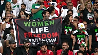 Masa Aminiért demonstráltak a lelátón az Anglia-Irán mérkőzésen, a 2022-es focivébén