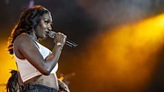 Die französisch-malische Sängerin Aya Danioko, alias Aya Nakamura, tritt auf der Hauptbühne während der 46. Ausgabe des Paleo Festivals in Nyon, Schweiz, auf, Samstag, 22. Juli 2023