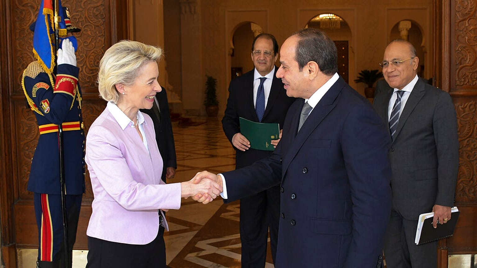 Le président égyptien Al-Sissi et la présidente de la commission européenne Ursula von der Leyen , le 15 juin 2022.