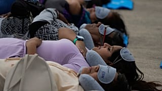 Les participants se sont allongés les uns à côté des autres dans une rue de la capitale mexicaine.