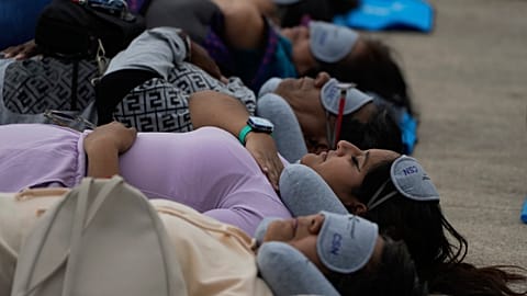 Les participants se sont allongés les uns à côté des autres dans une rue de la capitale mexicaine.