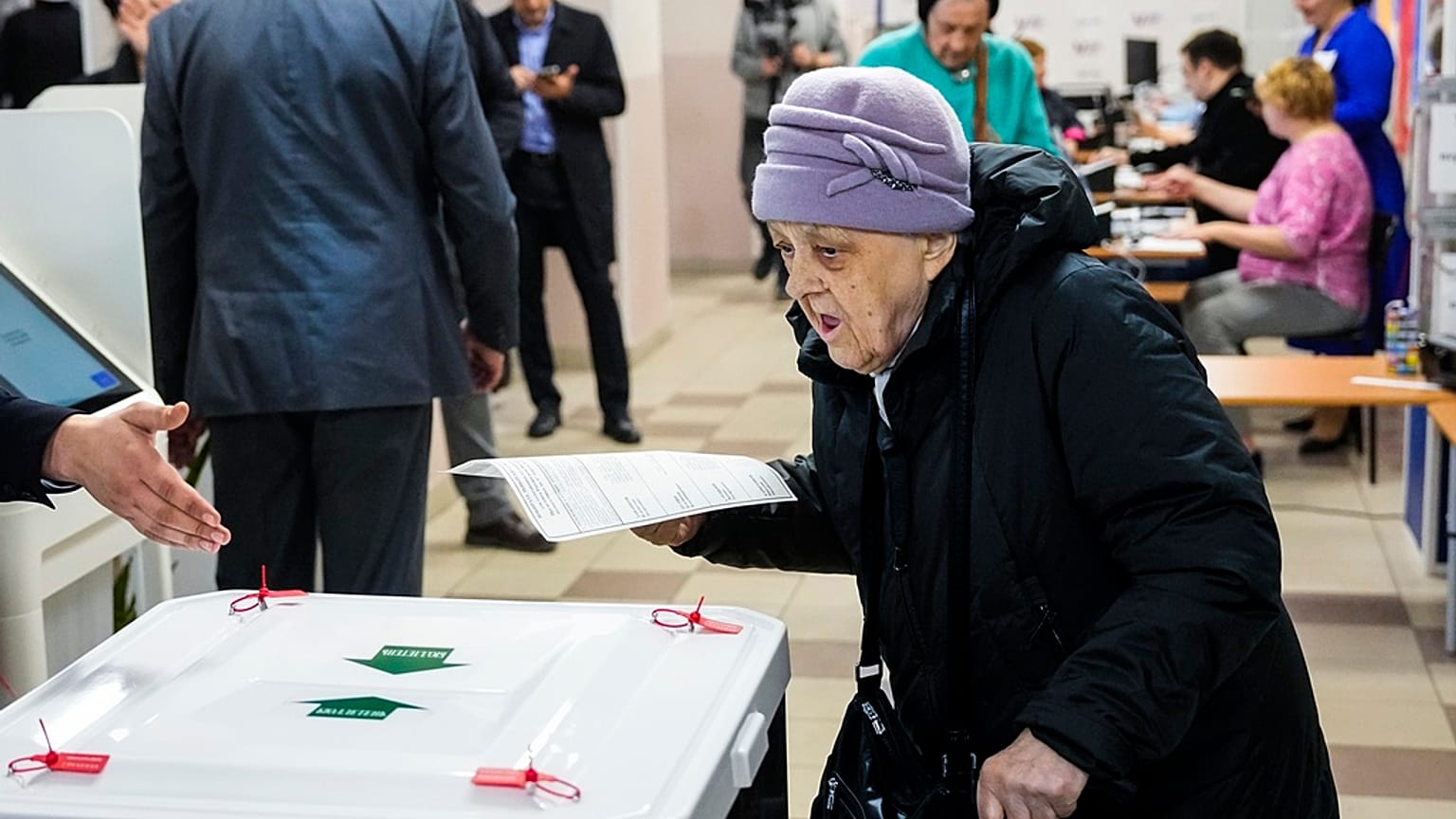Una donna vota in uno dei seggi aperti in Russia