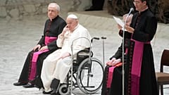 Papst Franziskus bei der Audienz für Mitarbeiter des Kinderkrankenhauses Bambin Gesu. Stehend Monsignore Filippo Ciampanelli. Vatikan, 16. März 2024